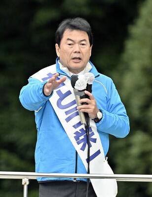 第一声を放つ佐藤栄一氏＝10日午前10時45分、宇都宮市陽西町