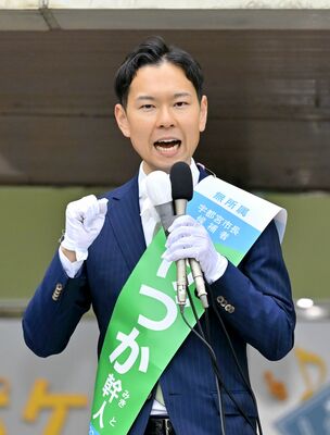第一声を放つ毛塚幹人氏＝10日午前10時45分、ＪＲ宇都宮駅前