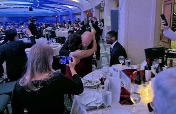 　２５日、発砲音がした直後のホワイトハウス記者会主催の夕食会会場＝ワシントン（共同）