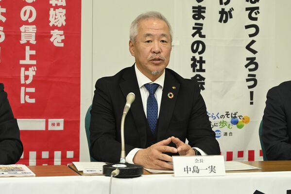記者会見する連合栃木の中島会長＝14日午前、県庁