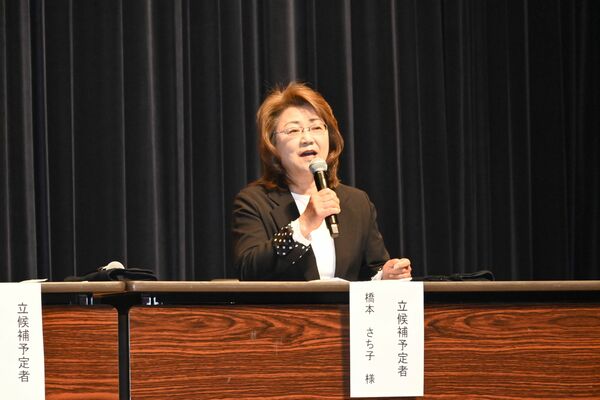 公開討論会で意見を述べる橋本氏=21日午後、益子町益子