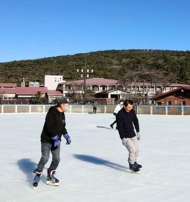 　屋外スケート場としては国内最南端の「えびの高原アイススケート場」で今季初滑りを楽しむスケーター＝２９日午前、宮崎県えびの市