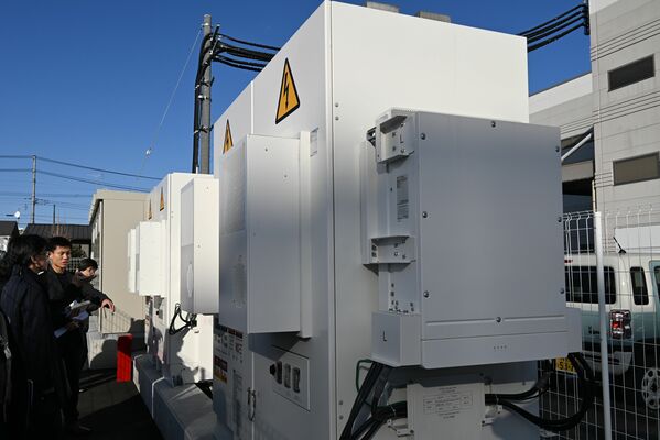 駐車場の一角に設置された蓄電池＝１月中旬、宇都宮市