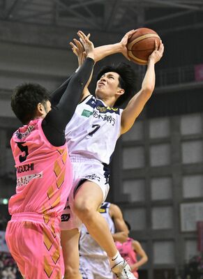第３クオーター、シュートを放つブレックスの小川（右）＝秋田市のＣＮＡアリーナ☆あきた
