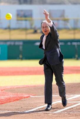 ファーストピッチセレモニーに登場した王貞治さん=ジャイアンツタウンスタジアム