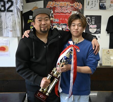 佐野らーめんを代表し、日本一を勝ち取った佐藤さん(左)と威さん親子=1日午後、佐野市吉水町