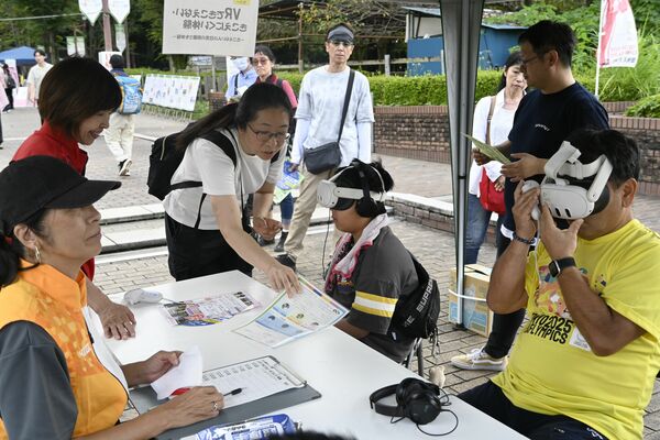 聴覚障害がある人の日常生活をＶＲで体験する来場者＝５日午後、宇都宮市新里町