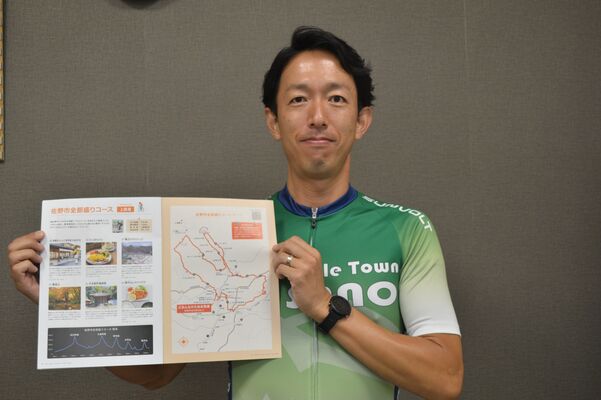 サイクルタウンさの推進委員会が作製したサイクルマップと石川代表