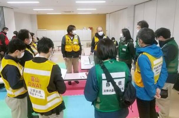 能登半島地震に応援を派遣した静岡、富山、京都、岡山4府県の災害派遣福祉チームによる打ち合わせ=2024年1月、石川県七尾市役所(静岡DWAT提供)