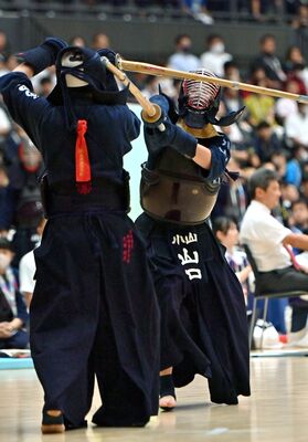 剣道女子団体決勝トーナメント１回戦　小山－島原（長崎）　小山の副将・山口（右）がメンを狙う＝帯広市のよつ葉アリーナ十勝