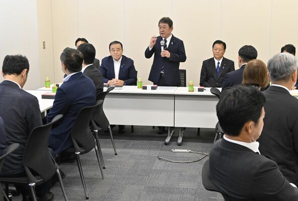 会合の冒頭であいさつする茂木氏（中央）＝18日午後、衆院第１議員会館