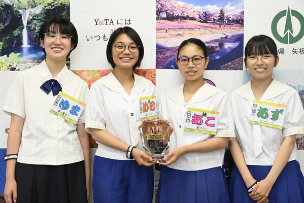 優勝トロフィーを手にするかじみ屋のメンバー