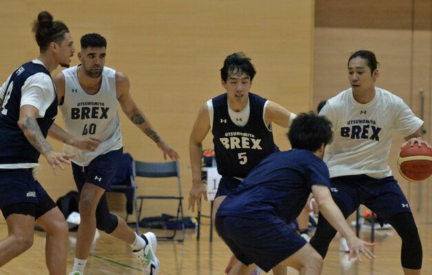 開幕に向けて実戦形式の練習を重ねるブレックスの選手たち＝日環アリーナ栃木