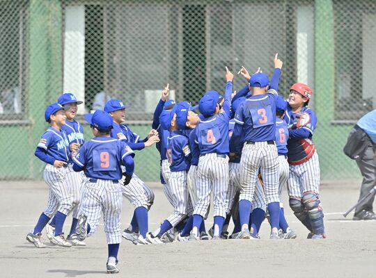 優勝を決めマウンドに集まって喜ぶ真岡クラブナイン＝14日午前11時30分、小山運動公園野球場
