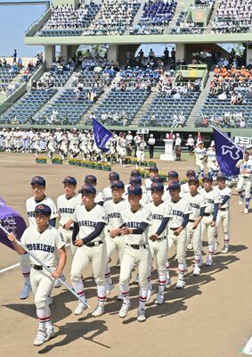 開会式で入場行進する高校球児たち＝７日午前９時10分、県営球場