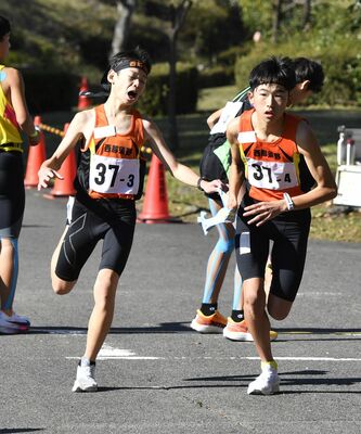男子西那須野の３区熊谷（左）が４区田中にたすきをつなぐ＝那須野が原公園特設周回コース、加藤竜矢撮影