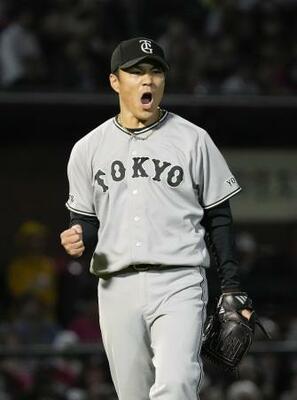 　６回を投げ終え、ガッツポーズする巨人・則本＝楽天モバイルパーク