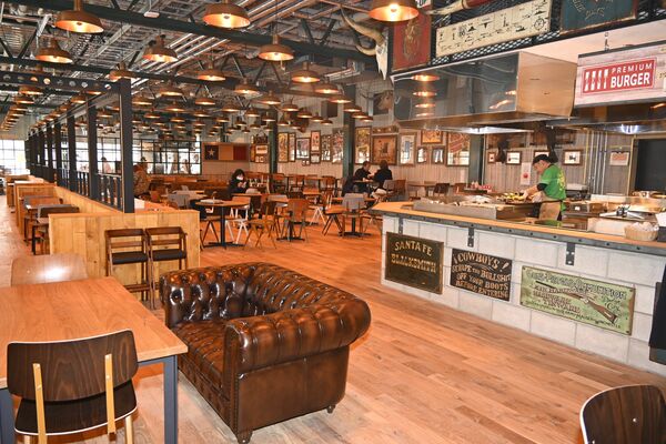 さまざまな飲食を楽しめるフードホール＝那須塩原市