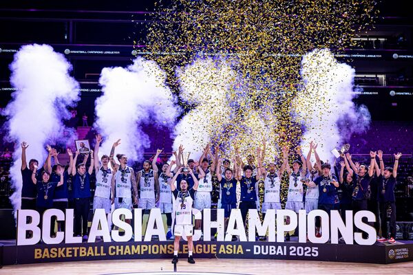 表彰式で喜びを爆発させるブレックスの選手たち＝ＵＡＥのドバイ（ＢＣＬアジア提供）