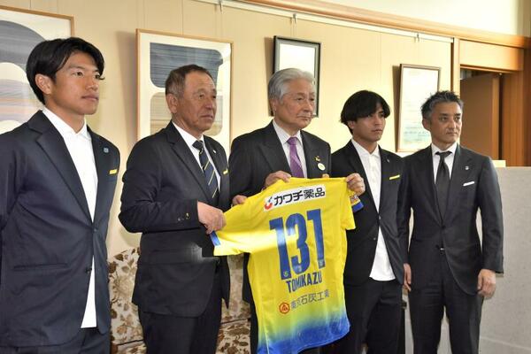 福田知事（中央）に今季の意気込みを語った佐藤主将（左端）ら＝県庁