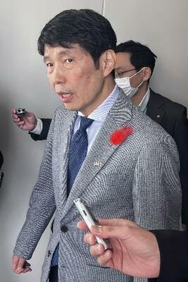 　記者団の取材に応じる山本一太群馬県知事＝２７日午後、前橋市