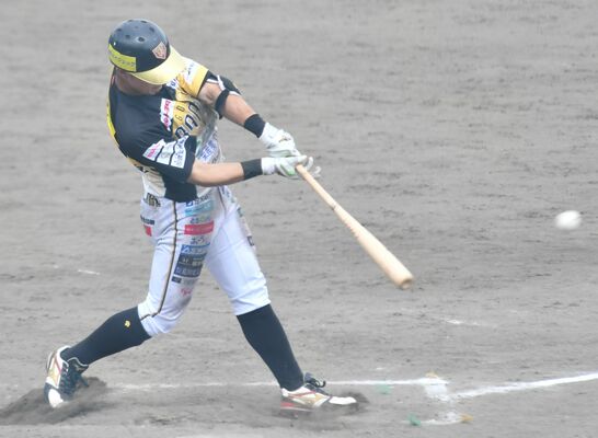 ４回、１死二塁から勝ち越しの適時打を放つ栃木ＧＢの関＝とちぎ木の花スタジアム