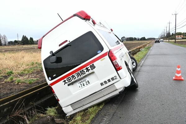 路外に逸脱した救急車=4日午前9時半ごろ、下野市上台