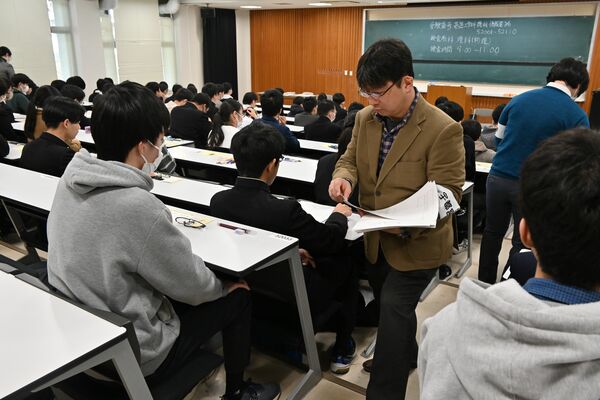 宇都宮大の２次試験前期日程に臨む受験生たち＝25日午前、同大峰キャンパス
