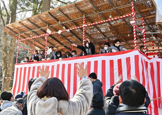 境内の特設舞台で行われた豆まき