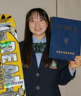 　大阪学芸高の卒業式後、取材に応じる西矢椛＝１７日、大阪市