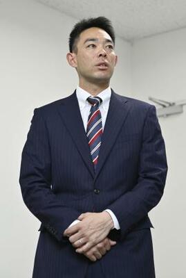 　契約更改を終え、取材に応じる広島・秋山＝２７日、マツダスタジアム