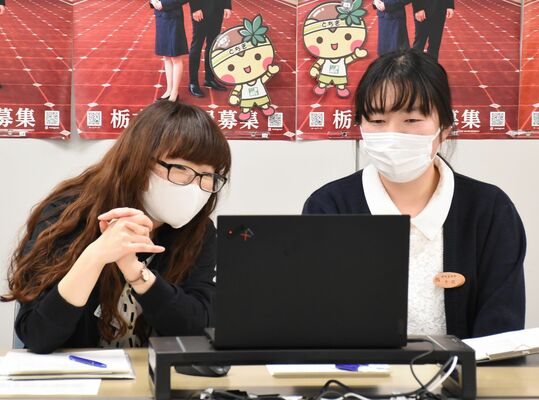 パソコン画面越しに、学生の質問に答える平間さん（右）ら＝27日夕、県庁南館