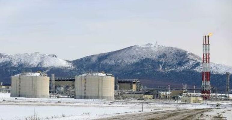 サハリン2の液化天然ガス(LNG)加工施設=2009年2月、ロシア・サハリン州(共同)