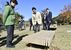 寄付された木製ベンチを確かめる渡辺市長（中央）ら