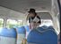 園児の降車後、バスの車内を確認する幼稚園教諭＝８日午前９時15分、那須塩原市西大和
