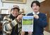 セミナーのチラシを持つ、パネルディスカッションに参加する松原さん（左）と商工会の担当者