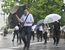 横殴りの雨の中、傘を差して横断歩道を渡る通勤者ら＝３日午前７時30分、宇都宮市塙田１丁目、加藤竜矢撮影
