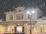 JR日光駅の駅舎に降りしきる雪＝５日夜