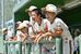 初戦を迎え、元気いっぱいに仲間を鼓舞する学童球児たち＝11日午前11時20分、小山運動公園本球場