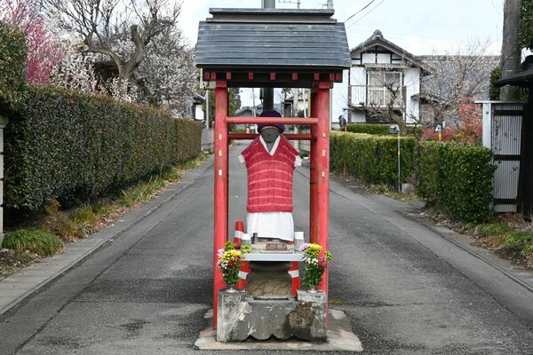 道路の真ん中にある「古山の地蔵」