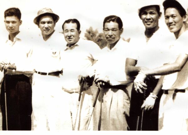 日本プロゴルフ史に名を刻むそうそうたる面々。小針（右から３人目）、中村（同４人目）、陳（左端）＝１９５７年