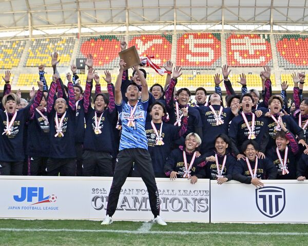 ＪＦＬ優勝とＪ３昇格を決め、セレモニーで歓喜する栃木シティの選手ら＝カンセキスタジアムとちぎ、杉浦崇仁撮影