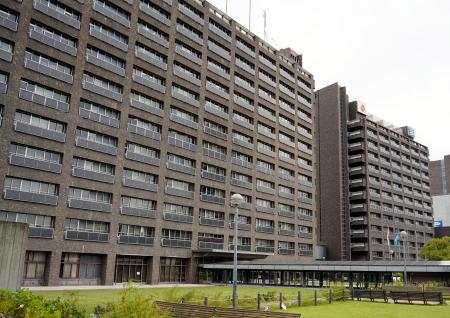 兵庫県庁舎の本庁舎1号館(手前)と2号館