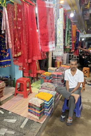 　バザールで売られている布製品＝８月、インド・サンティプル（共同）