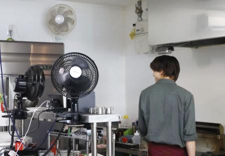 　調理場に扇風機を設置した群馬県伊勢崎市のイタリア料理店＝１５日
