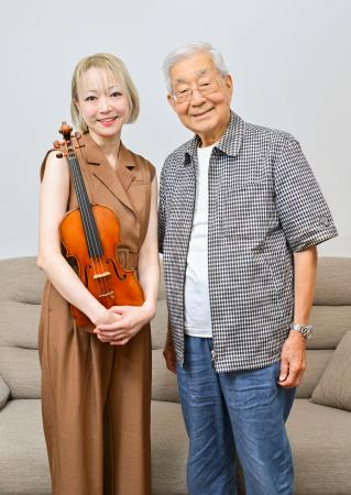 松浦梨沙(左)と高嶋弘之=東京都渋谷区