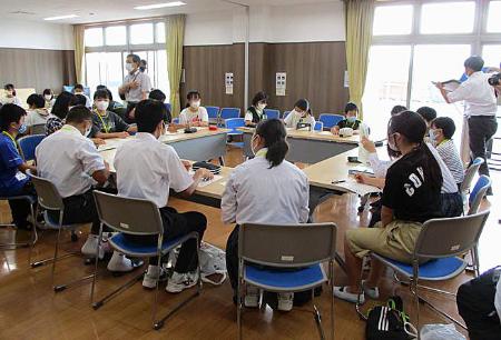 　スマートフォンなどとの関わり方について意見交換する宮城県東松島市の小中学生＝２０２１年７月、東松島市（同市提供）