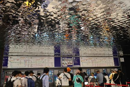 　夢洲駅の券売機前の天井は、こんな感じになっていた