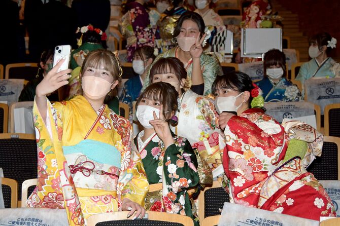晴れ着姿で記念撮影する出席者たち