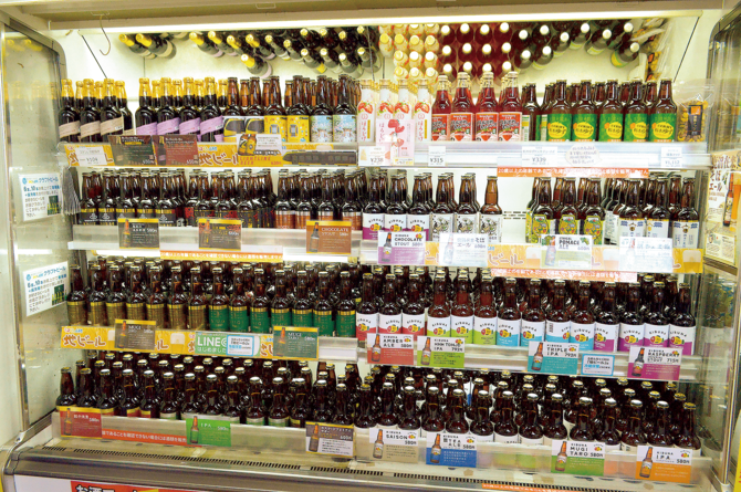 園内の「あおぞら館」に並ぶビール